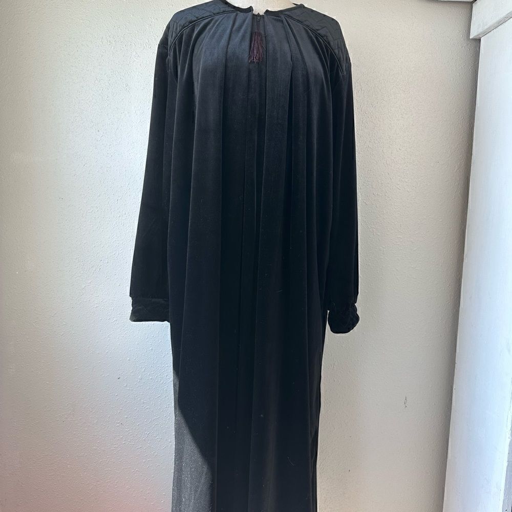 EUC Delicates Women’s Velvet Sleeping Gown